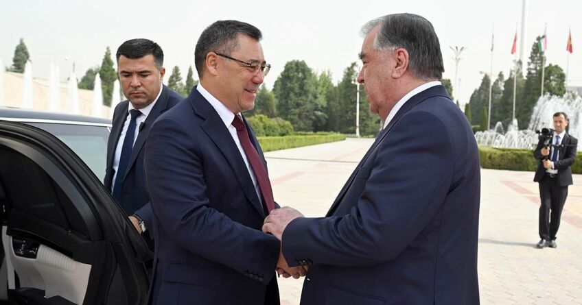 Президент Кыргызстана в&nbsp;Душанбе. Встреча с&nbsp;Эмомали Рахмоном и&nbsp;возложение цветов 